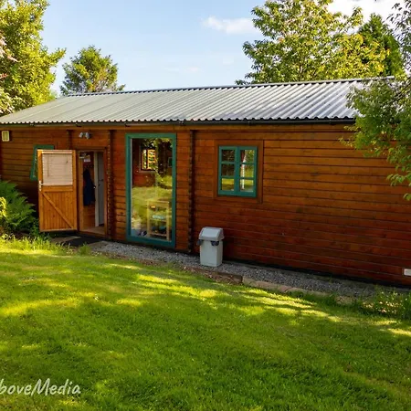Tudor With Pool & Bbq Lodge